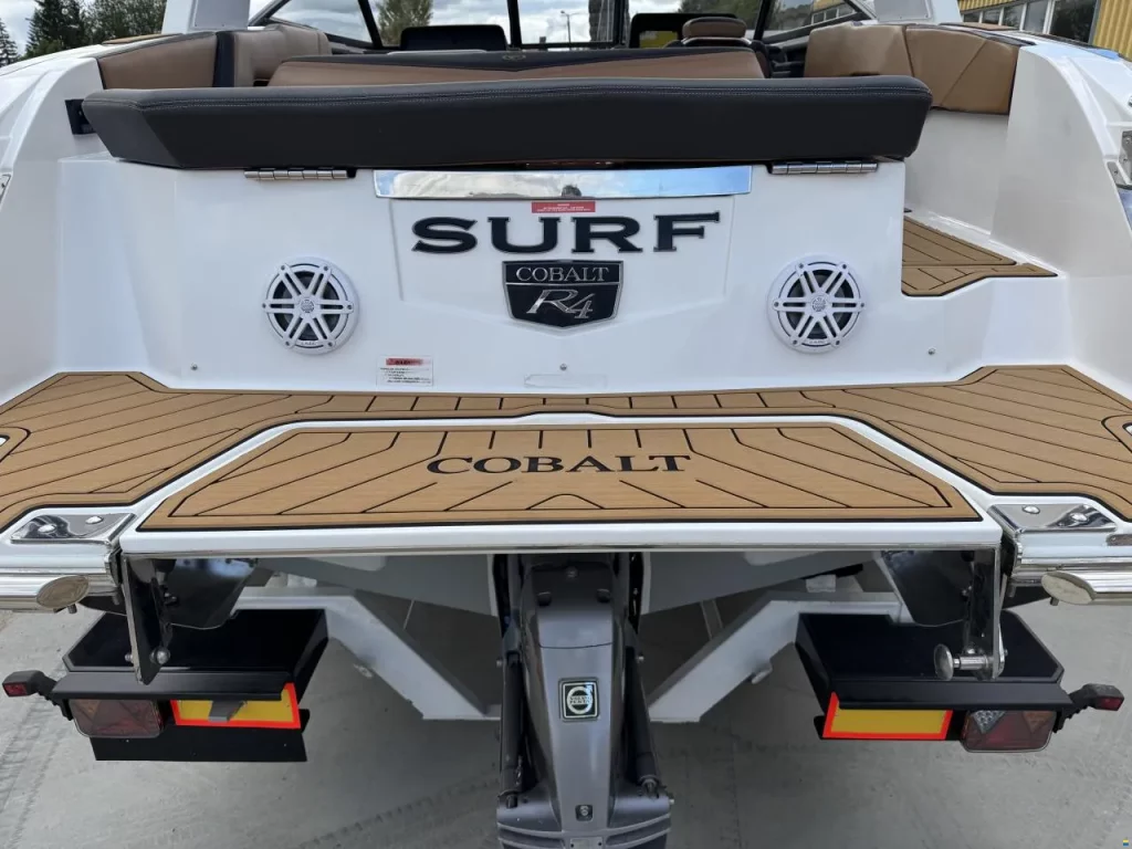 Zdjęcie łodzi motorowej Cobalt R4 Surf - PR Boats