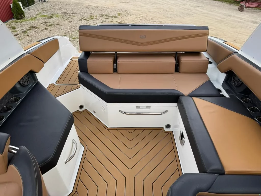 Zdjęcie łodzi motorowej Cobalt R4 Surf - PR Boats