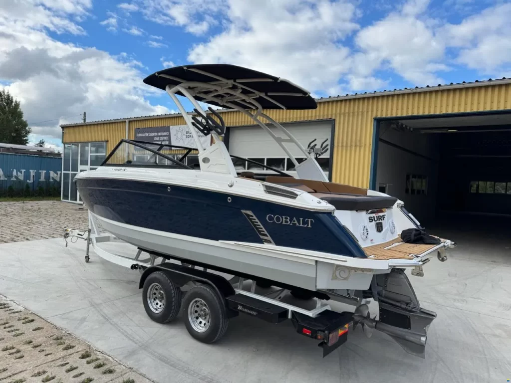 Zdjęcie łodzi motorowej Cobalt R4 Surf - PR Boats