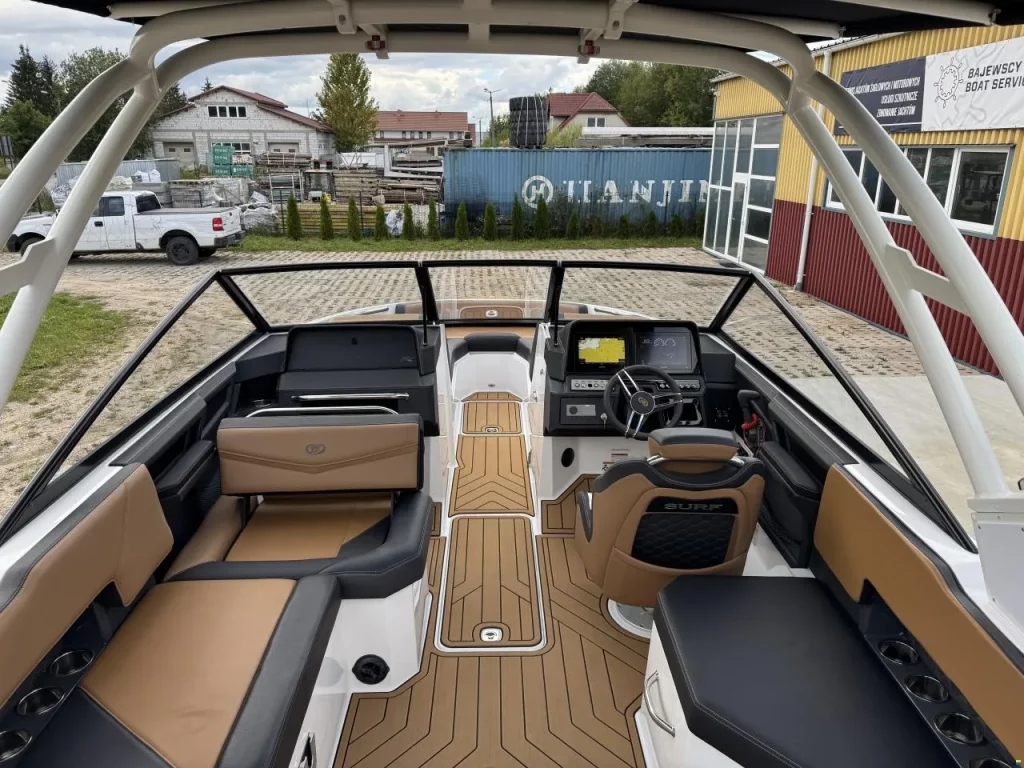 Zdjęcie łodzi motorowej Cobalt R4 Surf - PR Boats