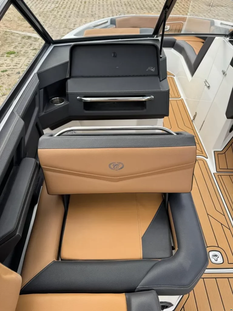 Zdjęcie łodzi motorowej Cobalt R4 Surf - PR Boats