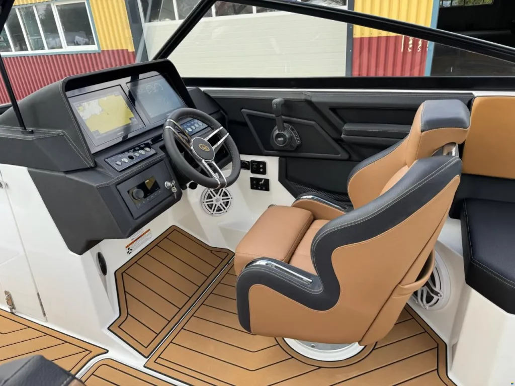 Zdjęcie łodzi motorowej Cobalt R4 Surf - PR Boats