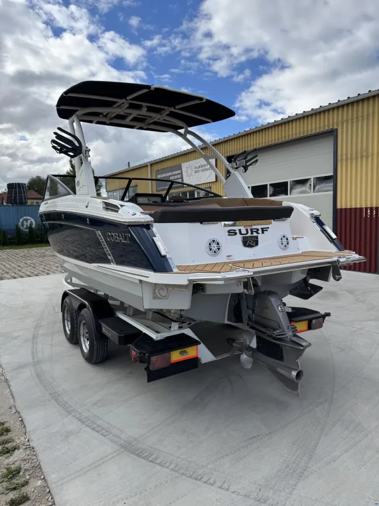 Zdjęcie łodzi motorowej Cobalt R4 Surf - PR Boats