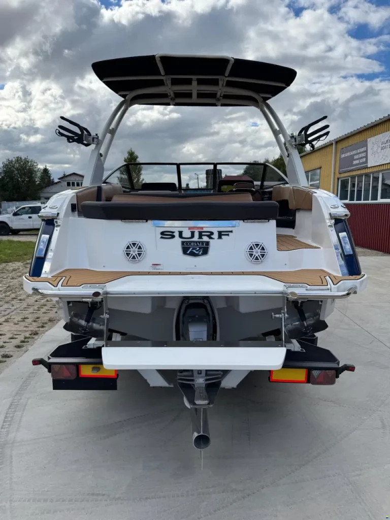 Zdjęcie łodzi motorowej Cobalt R4 Surf - PR Boats