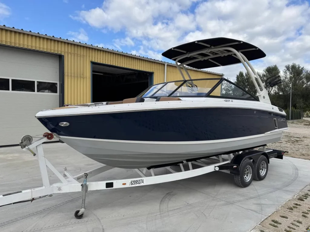 Zdjęcie łodzi motorowej Cobalt R4 Surf - PR Boats