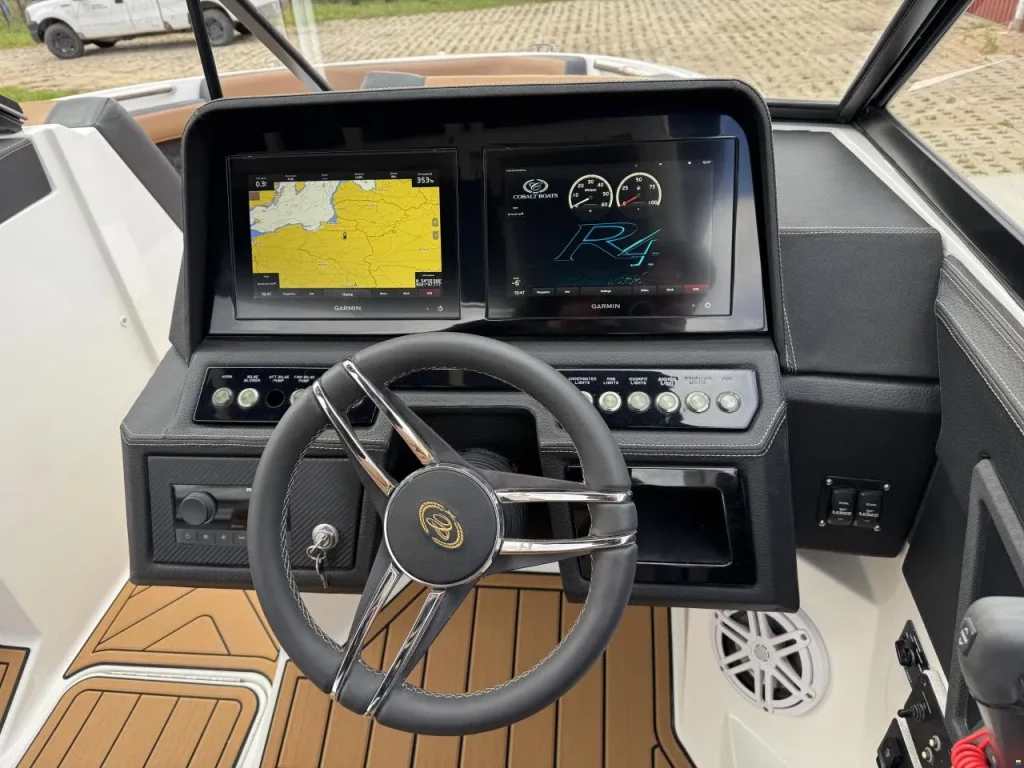 Zdjęcie łodzi motorowej Cobalt R4 Surf - PR Boats