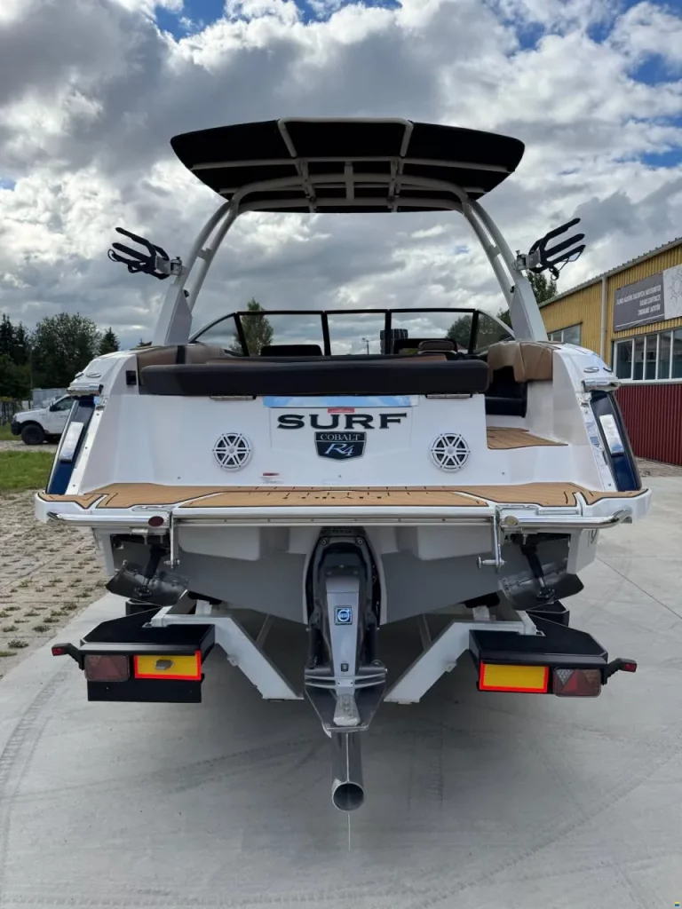 Zdjęcie łodzi motorowej Cobalt R4 Surf - PR Boats