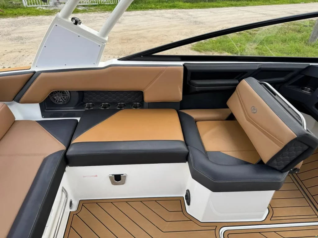 Zdjęcie łodzi motorowej Cobalt R4 Surf - PR Boats