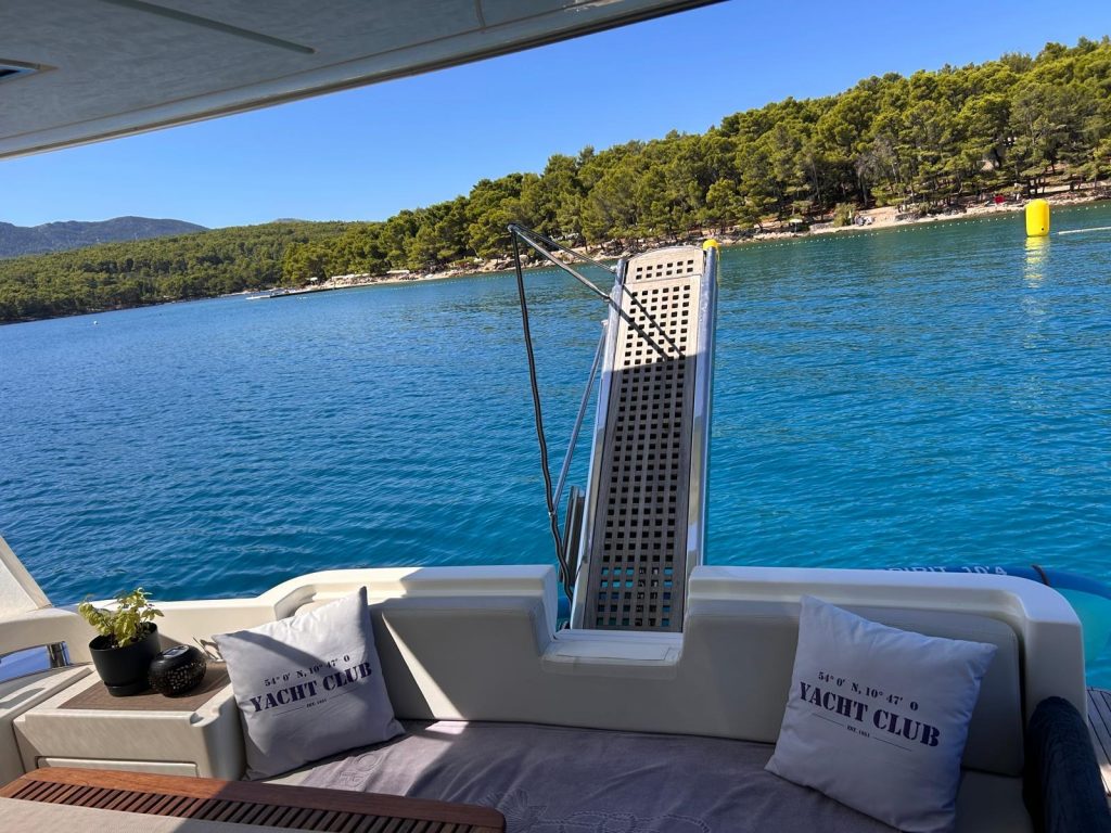 Zdjęcie łodzi motorowej Azimut 43 - PR Boats